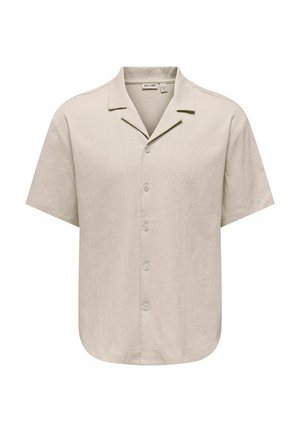 Camisa de hombre beige de manga corta con tejido texturizado, cierre de botones en la parte delantera, cuello tipo campestre y dobladillo recto.