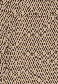 Beigefärgad tyg med ett geometriskt mönster av svarta diamanter med vinklade kanter och växlande former, vilket skapar en texturerad visuell effekt.