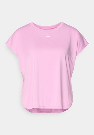 Różowy sportowy t-shirt z okrągłym dekoltem, krótkimi rękawami i zaokrąglonym dołem. Na piersi znajduje się napis "STRONGER" w białym kolorze.