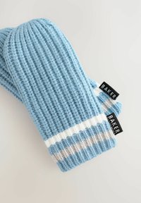 Muffole a coste blu chiaro con un accento a righe bianche e grigie al polsino. Include un'etichetta nera con la scritta "BAKER".