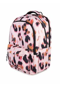 Leopardikuvioinen reppu vaaleanpunaista taustaa vasten, jossa on mustia ja ruskeita laikkuja, kaksi vetoketjullista osastoa ja etutasku logolla.