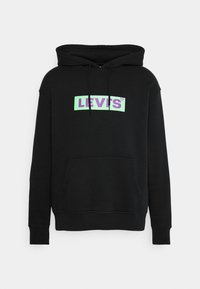 Černá mikina s kapucí, která má přední klokaní kapsu, stahovací šňůrku na kapuci a obdélníkovou zeleno-fialovou grafiku "LEVI'S". Vyrobena z měkké směsi bavlny.