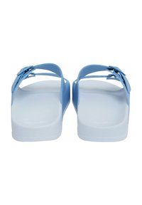 Šviesiai mėlyni šlapiakampiai šlepetės su lygiu plastiko viršumi, turinčios paprastą dirželio dizainą ir plokščią baltą guminę padą.