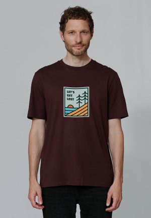 Burgunderfarbendes Baumwoll-T-Shirt mit einem gedruckten Design von Bäumen, Hügeln und einem Sonnenuntergang, begleitet von dem Text "LASST UNS VERLOREN GEHEN."
