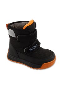 Czarne zimowe buty z fakturowaną cholewką, dwiema regulowanymi zapięciami na rzep oraz pomarańczowym akcentem wokół kołnierza i podeszwy.