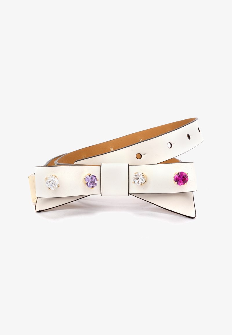 Cinturón de piel blanca con forma de lazo, acentos dorados y tres gemas de colores (rosa, púrpura, transparente) en la parte frontal. Textura suave.