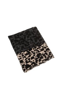 Bufanda de tela suave plegada con un patrón de leopardo en negro y beige, que presenta dos bloques de color distintos.