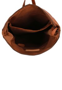 Borsa a mano in pelle marrone con zip aperta nella parte superiore, che mostra un ampio scomparto e una tasca interna più piccola.