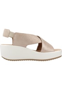 Klimovací sandál v metalické béžové barvě s designem překřížených pásků, otevřenou špičkou, elastickým zadním páskem a bílou platformou s texturovaným gripem.