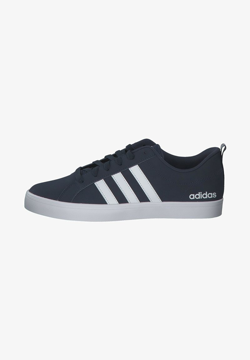 Zapatillas deportivas azul marino con acentos blancos, con un exterior sintético suave, diseño de cordones y tres franjas horizontales en el costado.