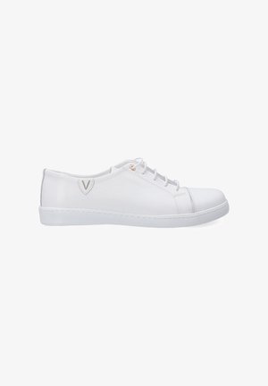 Baskets en cuir blanc avec une texture lisse, design à lacets, bout rond et un accent de marque sur le côté. Semelle en caoutchouc avec des stries.