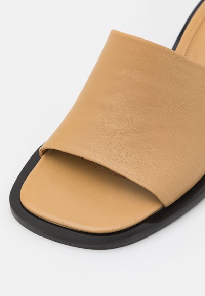 Filippa K NALMA MID HEEL - Mules de salto - dune beige