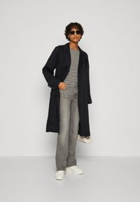 Tommy Hilfiger Gabardina - desert sky