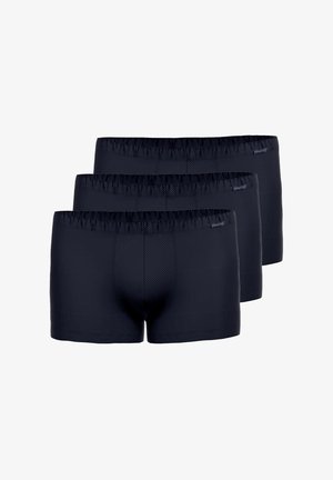 Czarne bokserki w opakowaniu po trzy, z prążkowaną teksturą, elastycznym paskiem w talii i dopasowanym krojem. Brak widocznych logo lub wzorów.