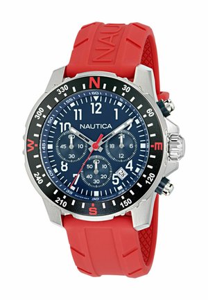 Ceas Nautica cu cadran bleumarin, curea din silicon roșu, carcasă din oțel inoxidabil argintiu și bezel negru. Include funcții de cronograf și afișaj pentru dată.
