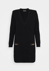 Abito nero lavorato a maglia con scollatura a V profonda, maniche lunghe e due tasche frontali decorate con dettagli in oro. Tessuto texturizzato.