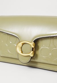 COACH PATENT SIGNATURE LEATHER TABBY SHOULDER BAG 20 - Håndtasker - moss