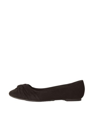 Schwarzer flacher Ballettschuh mit gerafftem Detail an der Spitze und niedrigem Absatz, von der Seite vor weißem Hintergrund.