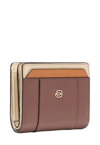 Cartera compacta de cuero marrón y beige con ranuras externas para tarjetas y un pequeño logo metálico en el frente.