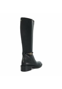 Bottes noires en cuir jusqu'au genou avec une texture lisse, un design ajusté, des détails en doré au niveau de la cheville et un petit talon.