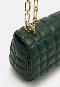 MICHAEL Michael Kors TRIBECA CHAIN - Taška s příčným popruhem - bosco