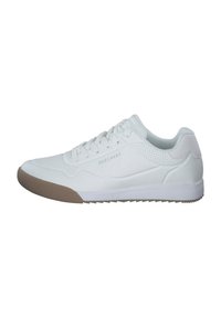Baskets blanches avec un dessus en cuir lisse, accents perforés, lacets et semelle en caoutchouc beige. Présente un design à profil bas.