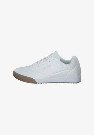 Scarpa atletica bianca con tomaia in pelle liscia, dettagli perforati, lacci e suola in gomma beige. Presenta un design a profilo basso.