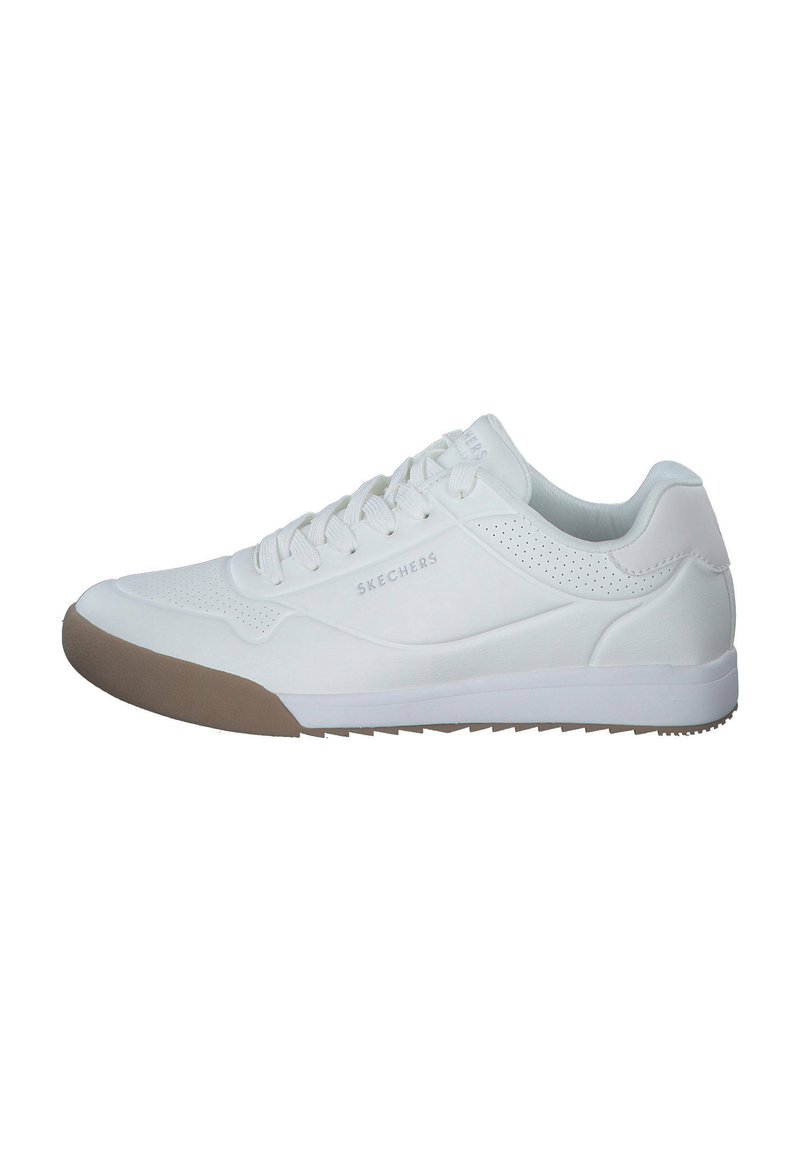 Baskets blanches avec un dessus en cuir lisse, accents perforés, lacets et semelle en caoutchouc beige. Présente un design à profil bas.