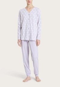 Set di pigiama lilla chiaro composto da una maglietta con bottoni e scollo a V, decorata con un motivo floreale, abbinata a pantaloni con vita elastica.