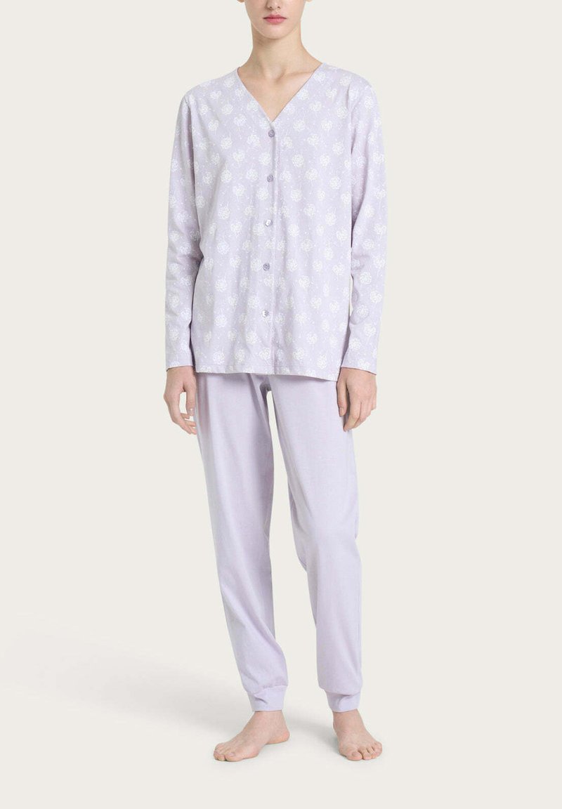 Set di pigiama lilla chiaro composto da una maglietta con bottoni e scollo a V, decorata con un motivo floreale, abbinata a pantaloni con vita elastica.