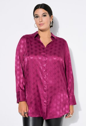 Blusa in satin fucsia con colletto alla francese, maniche lunghe e delicato motivo testurizzato. Vestibilità rilassata e finitura lucida.