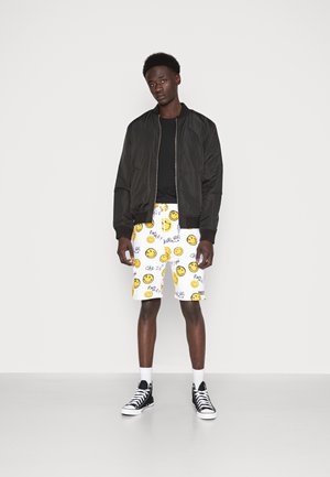 Karl Kani KARL KANI X SMILEY® SMALL SIGNATURE UNISEX - Shorts - white