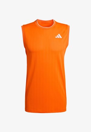 Camiseta deportiva sin mangas de color naranja con cuello redondo, con rayas verticales y un pequeño logo blanco en el pecho. Hecha de tela transpirable.