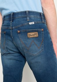 Wrangler LARSTON - Calças de ganga justas - visual blue