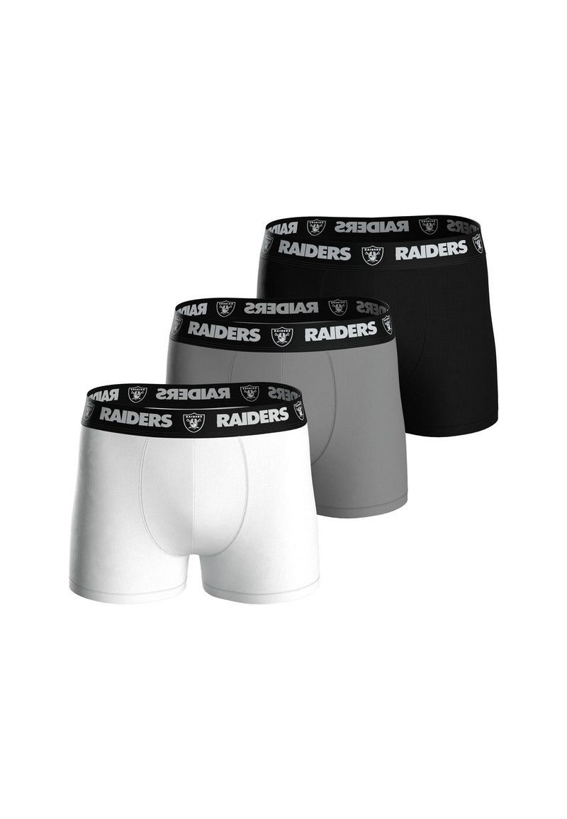 Tres pares de calzoncillos de boxeador en blanco, gris y negro, con una cinturilla elástica negra que presenta el logo y diseño del emblema "RAIDERS".