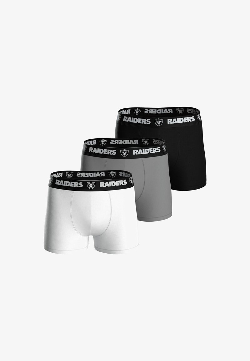 Tres pares de calzoncillos de boxeador en blanco, gris y negro, con una cinturilla elástica negra que presenta el logo y diseño del emblema "RAIDERS".