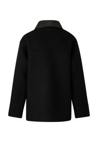 Sort ulden blazer med en glat, blank krave og en løs pasform. Den har lange ærmer og en lige kant med minimal dekoration.