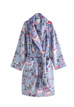Rochie moale cu mâneci lungi din fleece violet deschis, având un model cu prăjituri, lumânări și cireșe, dotată cu o curea și două buzunare frontale.