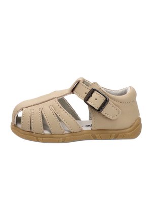 Sandalia beige para niño pequeño con puntera cerrada, múltiples tiras recortadas, correa ajustable con hebilla y suela de goma texturizada.