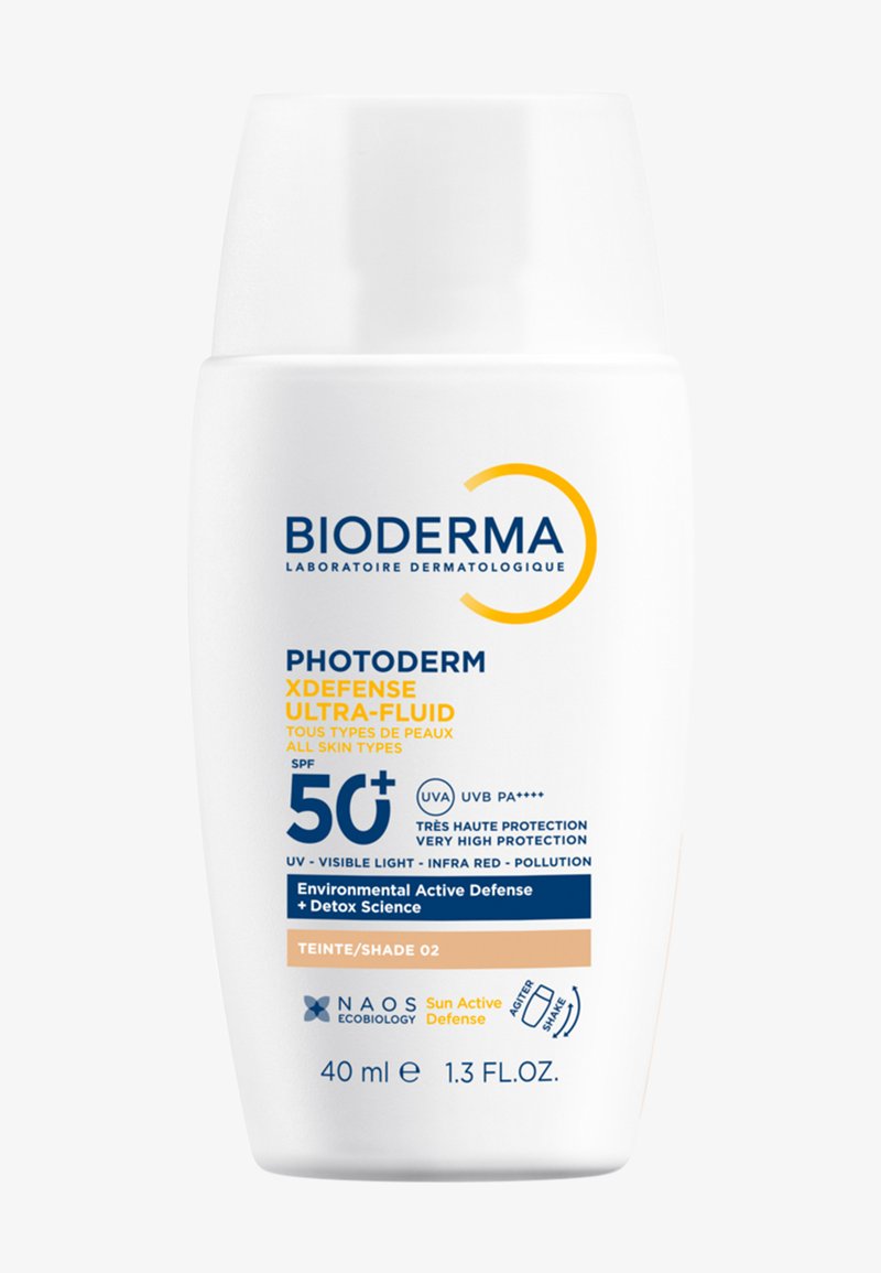 Protector solar Bioderma Photoderm XDefense Ultra-Fluid en un bote blanco de 40 ml. Cuenta con SPF 50+, texto en azul y amarillo, con un diseño elegante.