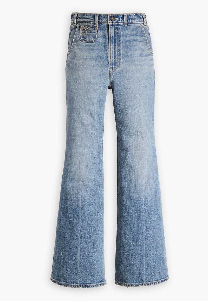 Jean flare en denim bleu clair avec taille haute, dotés d'une fermeture à bouton et à zip, d'une poche avant et d'un ourlet effiloché au bas.