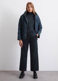 Marc O'Polo QUILTED CAPE JACKET WELT POCKETS SIDE SLITS - Light jacket - deep blue sea