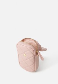 Pasta em pele sintética cor-de-rosa acolchoada com fecho dourado e detalhe do logótipo. Forma retangular compacta com textura suave e bordas arredondadas.