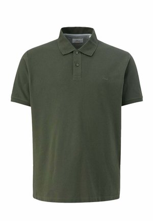 Tamsiai žalia trumpomis rankovėmis polo marškinėliai su dviem mygtukais ir apykakle, vientisas dizainas ir subtilus logotipas kairėje krūtinės pusėje.