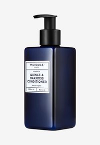 Bouteille rectangulaire bleu marine avec un bouchon-pompe noir. Étiquette blanche indique "Murdock London Quince & Oakmoss Conditioner 250ml" en texte gras.