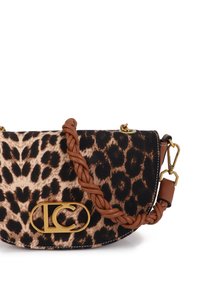 Crossbody tas met luipaardprint, een gevlochten bruine riem, gouden hardware en een opvallend logo aan de voorkant. Textuurlijke stoffen afwerking.