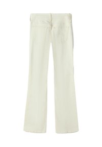 Svijetlosmeđi traperice s izrezom, izrađene od denima, s srednjim strukom i dva stražnja džepa. Tkanina ima glatku teksturu i minimalne detalje.