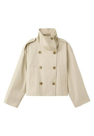 Chaqueta corta beige de doble botonadura con cuello mao, hombreras abotonadas, mangas largas y anchas, y dos bolsillos delanteros.
