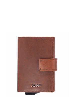 Rjava usnjena denarnica z zapiranjem na pritrdilni gumb in vtisnjenim logotipom "JOOP!" na sprednji strani, predstavljena zaprta na belem ozadju.