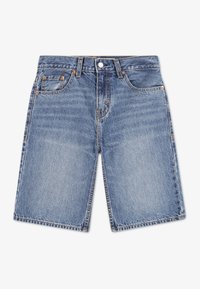 Τζιν σορτς σε ανοιχτό μπλε, με κλασικό σχεδιασμό πέντε τσεπών, κουμπιά ως κλείσιμο και ελαφρώς ξεφτισμένες άκρες. Ομαλή υφή και χαλαρή εφαρμογή.